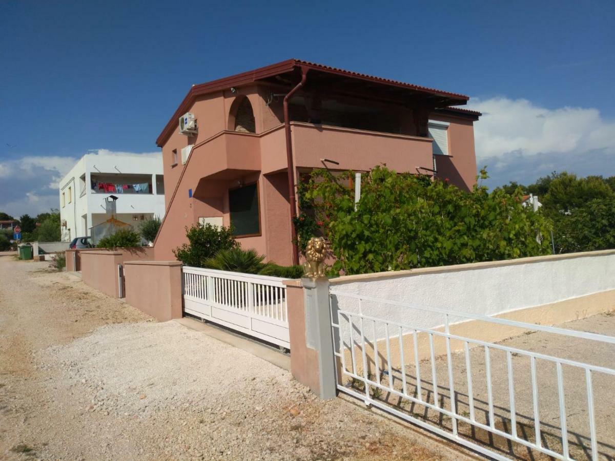 Tomek Apartment Vir Bagian luar foto
